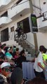 Un rider se prend un balcon en pleine tête pendant une épreuve de descente. Accident terrible