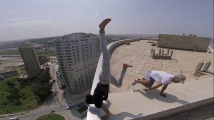 Cityscape Stunts - Il fait des cascades et tient en équilibre au sommet d'un building