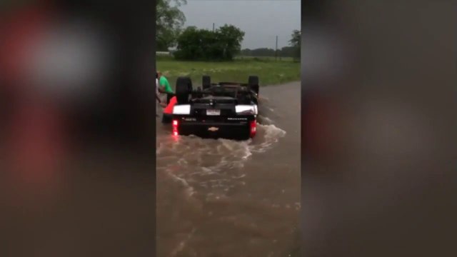 Ces hommes courageux se jettent à l'eau pour sauver deux enfants bloqués dans une voiture en pleine inondation