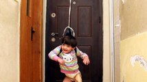 Antalya 150 Liraya Mal Ettiği Düzenekle Tek Bacaklı Kızına Yürümeyi Öğretiyor