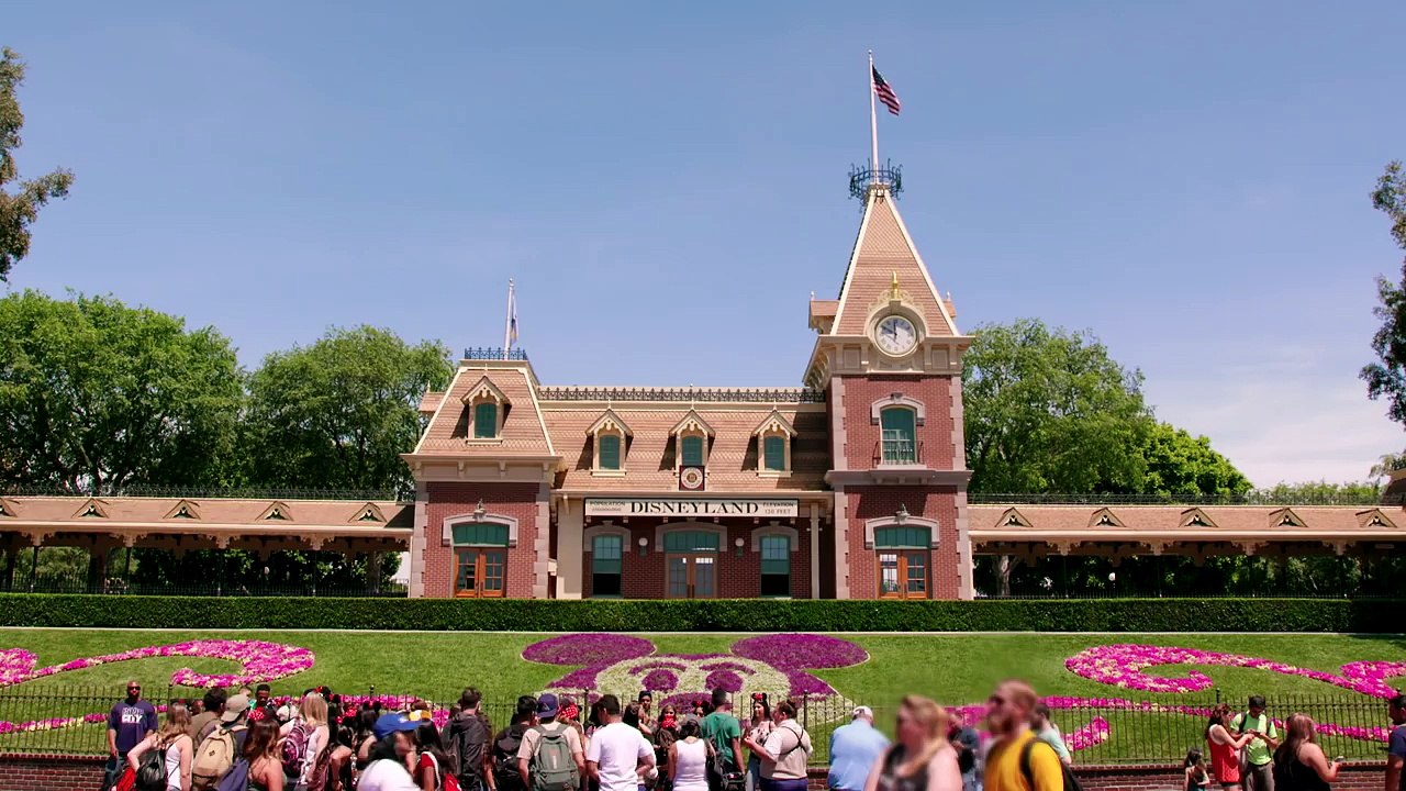 Johnny Depp Surprises Fans as Captain Jack Sparrow at Disneyland!