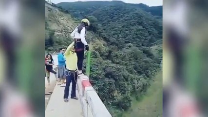 La corde est trop longue, elle s'écrase au sol.