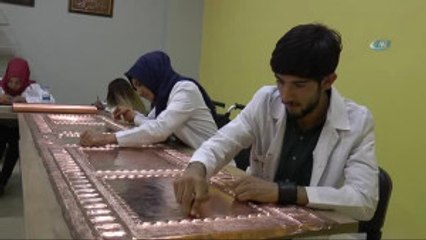 Engelleri Bakır Rölyef Sanatıyla Aşıyorlar