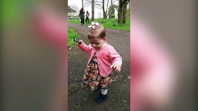 Cette petite fille est vraiment fière avec son harmonica !