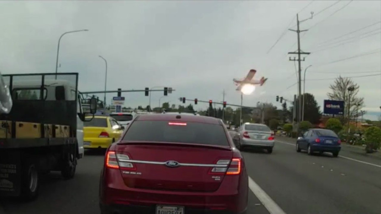 Un avion se crash en pleine ville