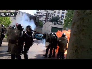 Protesters attack police with Molotov cocktails in Paris