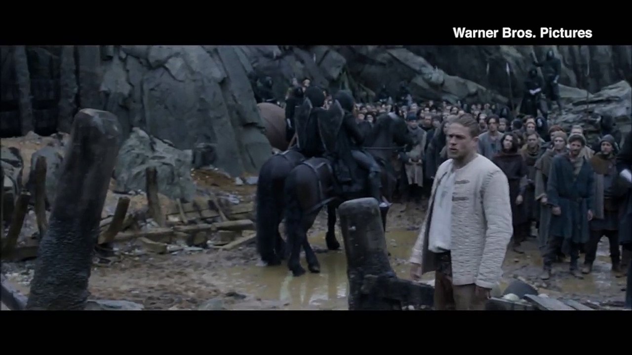 David Beckham fait (enfin) son apparition dans un nouvel extrait de « Le Roi Arthur : la légende d'Excalibur »