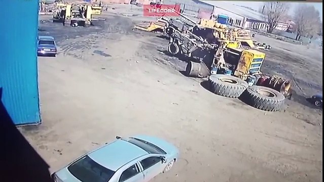 Le pneu d'un camion belAZ explose et pulvérise totalement une voiture