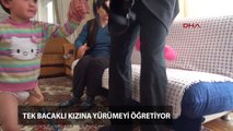 Tek bacaklı kızına yürümeyi öğretiyor