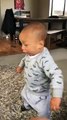 Un bébé réalise un Haka encouragé par le chant maori de son papa