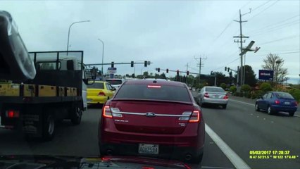 Un avion percute des lignes électriques et s'explose au mileu de la route