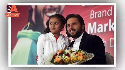 Shahid Afridi Live Reply to His Fan on Facebook and Twitter