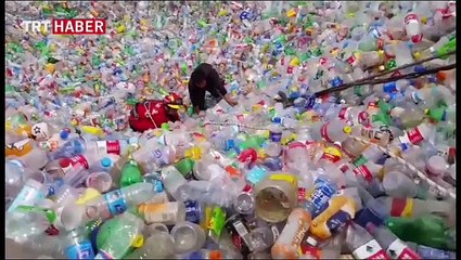 Plastik şişeler arasında boğulma tehlikesi...