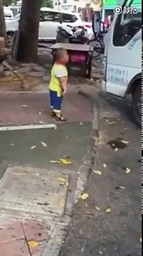 Un enfant de 4 ans menaçant un chauffeur de camion avec un couteau