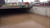 Diyarbakır Sağanak Yağış Nedeniyle Alt Geçitte Araçlar Mahsur Kaldı