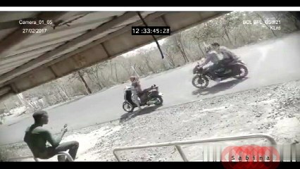 Thief beating Girl And Steal everything ( Funny )