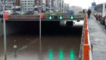 Diyarbakır'da Sağanak Yağış, Hayatı Felç Etti... Araçlar Mahsur Kaldı