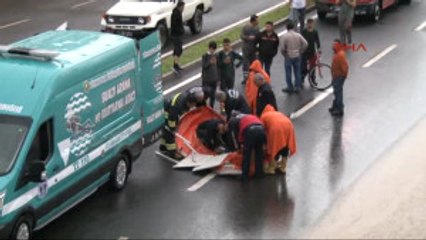 Diyarbakır'da Yağmur Alt Geçidi Göle Çevirdi, 3 Araç Mahsur Kaldı