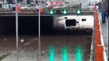 Diyarbakır’da Sağanak Yağış  Hayatı Felç Etti... Araçlar Mahsur Kaldı