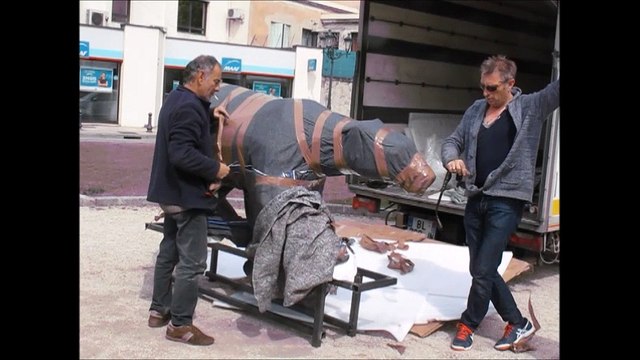 Drôme / Montélimar : l’ours blanc marche sur l’eau de la fontaine du théâtre !