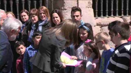 Doña Letizia recibe un libro sobre ella hecho por los niños de San Millán