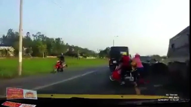 Xe tải đi ngược chiều cán chết thảm khốc 2 người