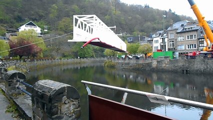 Pose de la passerelle sur l'Ourthe à La Roche