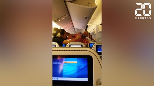 Une grosse bagarre dans un avion ! - Le Rewind du mercredi 3 mai 2017