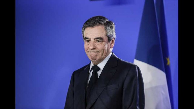 François Fillon : Robert Bourgi l'attaque à nouveau sur l'affaire des costumes