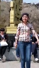 Ce vieil homme montre qu'il tient encore la route en danse