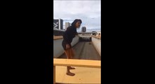 Elle tente de se suicider en sautant d'un pont.