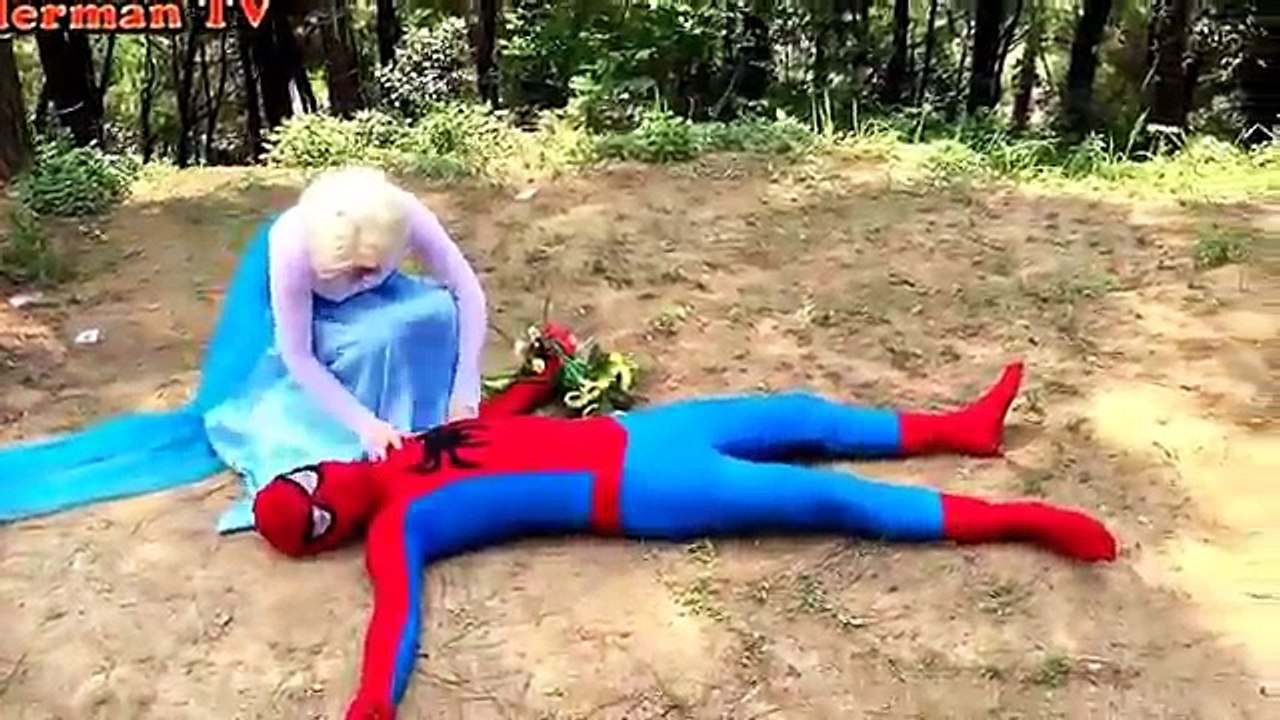 spiderman örümcek adam ve elsa sahilde gezerken kara örümcek ile karşılaşırlar