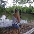 Donna pesca un enorme pesce con un arco