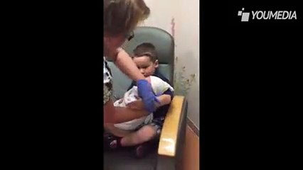 Infermierja i jep fëmijës vëllain e porsalindur, por ndodh diçka e papritur