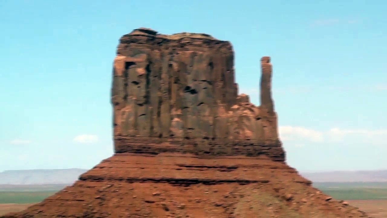 Strange UFO disappears over Monument Valley