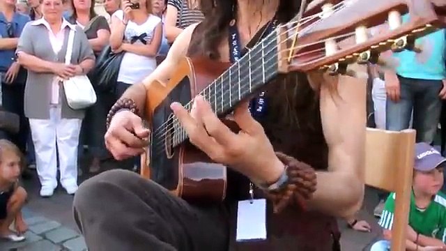 Amazing and Impressive live acoustic guitar solo by Estas Tonne
