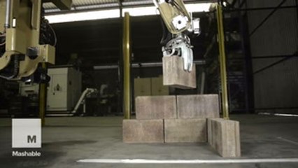 Скачать видео: Giant robot arm mounted on a truck can build a brick house in 48 hours