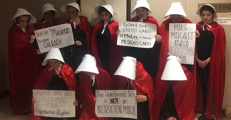 Descargar video: Eleven 'Handmaids' Protest Restrictions on Reproductive Care at Missouri State Capitol