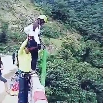 Elle fait un saut à l'élastique avec un élastique trop long