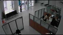 Rapina in banca, la guardia di sicurezza la sventa in pochi secondi.