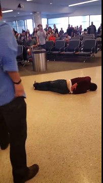 Se faire Taser à l'aéroport.. fallait enlever la ceinture lol