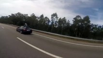 Motociclista fica em cima de carro após arrepiante acidente em Portugal