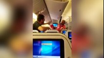 Pasajeros se pelean a puñetazo limpio en un avión