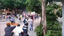 El momento en que una tanqueta de la polica militar chavista arrolla a los manifestantes en Caracas