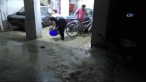 Polis Memuru Çocuğuyla Yağan Yağmur Nedeniyle Su Dolan Çukura Saplandı