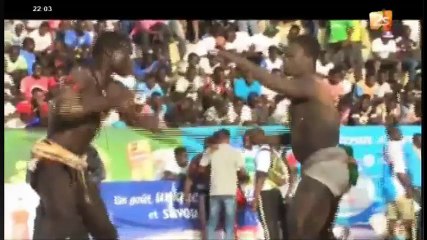 lutteur qui fuit jusqu'à tomber