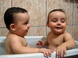 funny babbies bathing - fuuny videos 2015