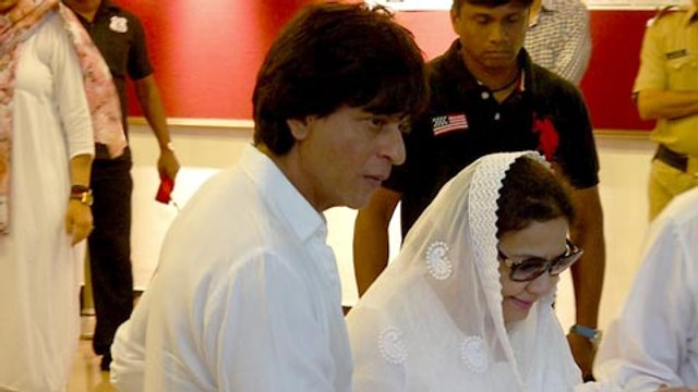 Shahrukh Khan Attends Late Vinod Khanna Prayer Meet in Mumbai
