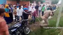 ऐसी पुलिस की पिटाई पहले कभी नहीं देखी होगी