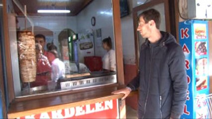 Lokantada Yemek Yiyenlere Hasretle Bakıyor